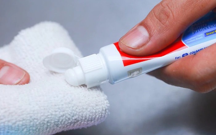 Làm sạch dây đeo túi xách bị xỉn màu bằng kem đánh răng